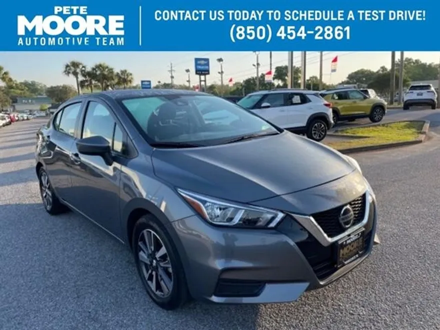 2022 Nissan Versa SV photo 1