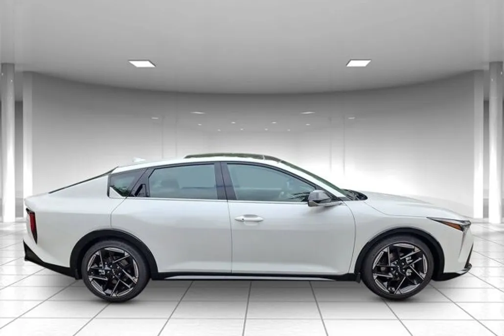 2025 Kia K4 GT-Line photo 1