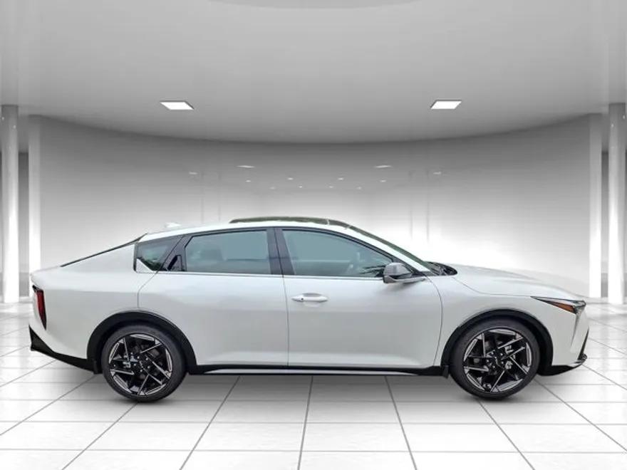 2025 Kia K4 GT-Line photo 1