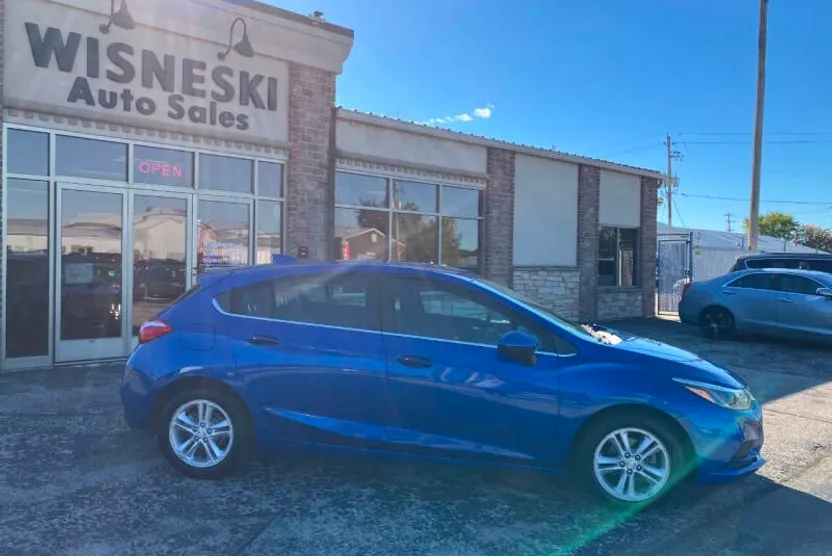 2017 Chevrolet Cruze LT photo 1