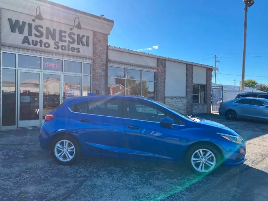 2017 Chevrolet Cruze LT photo 1