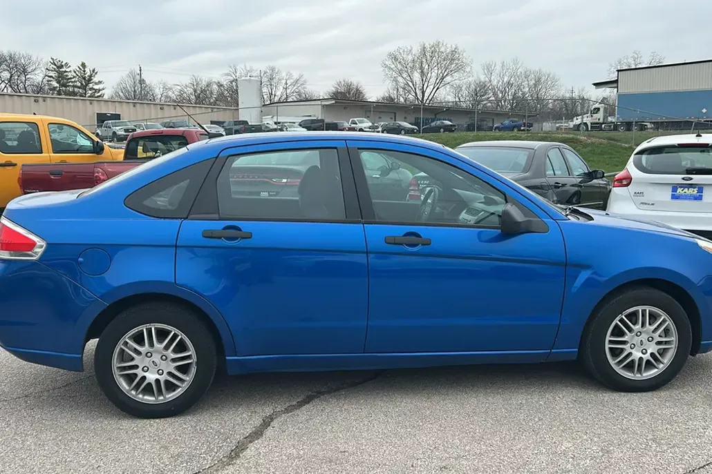 2010 Ford Focus SE photo 1