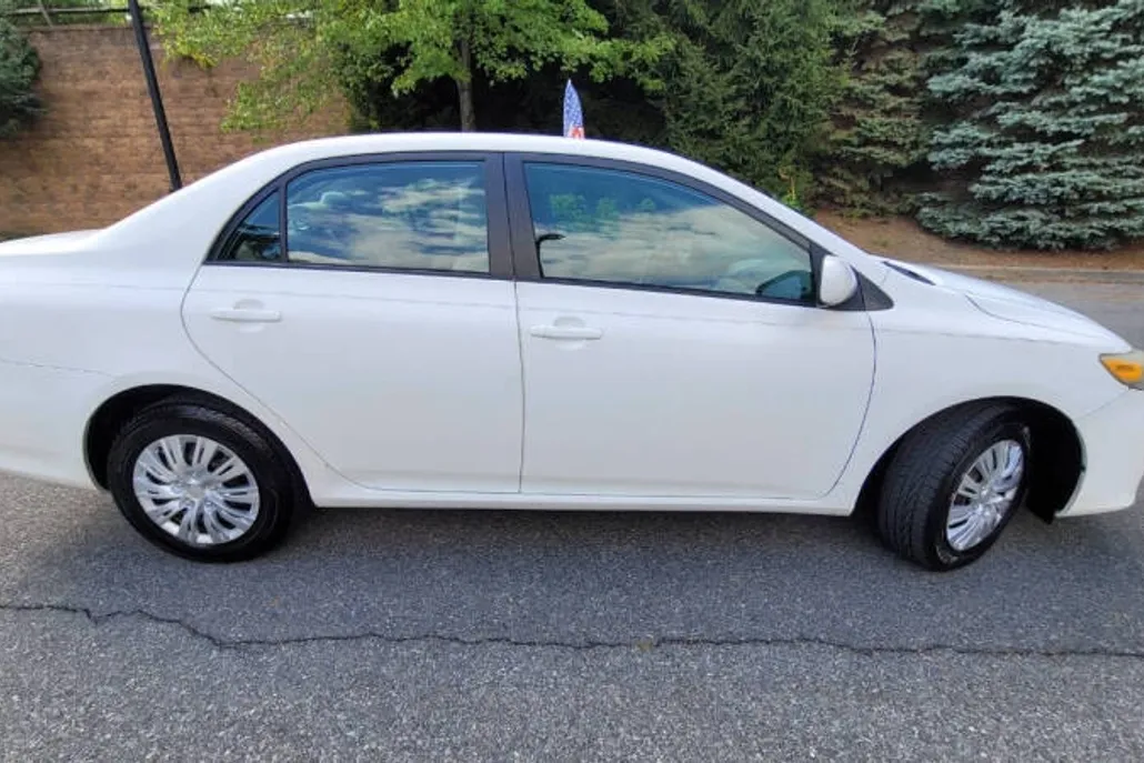 2011 Toyota Corolla LE photo 1