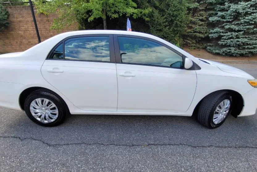 2011 Toyota Corolla LE photo 1