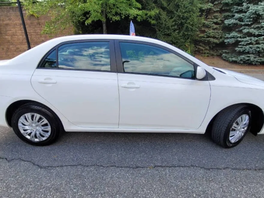 2011 Toyota Corolla LE photo 1