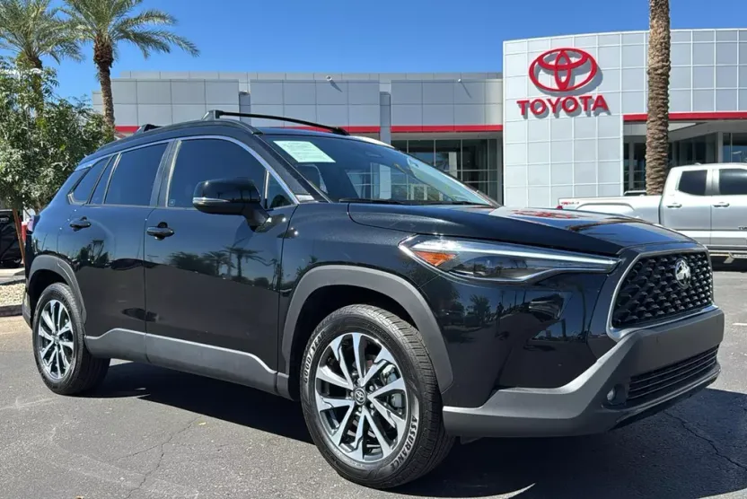2025 Toyota Corolla Cross XLE photo 1