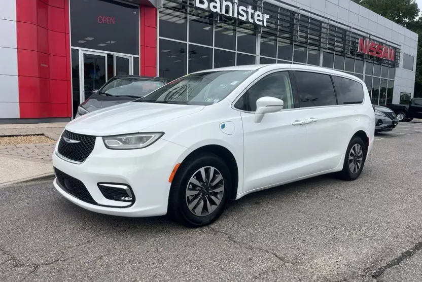 2022 Chrysler Pacifica Hybrid Touring L photo 1