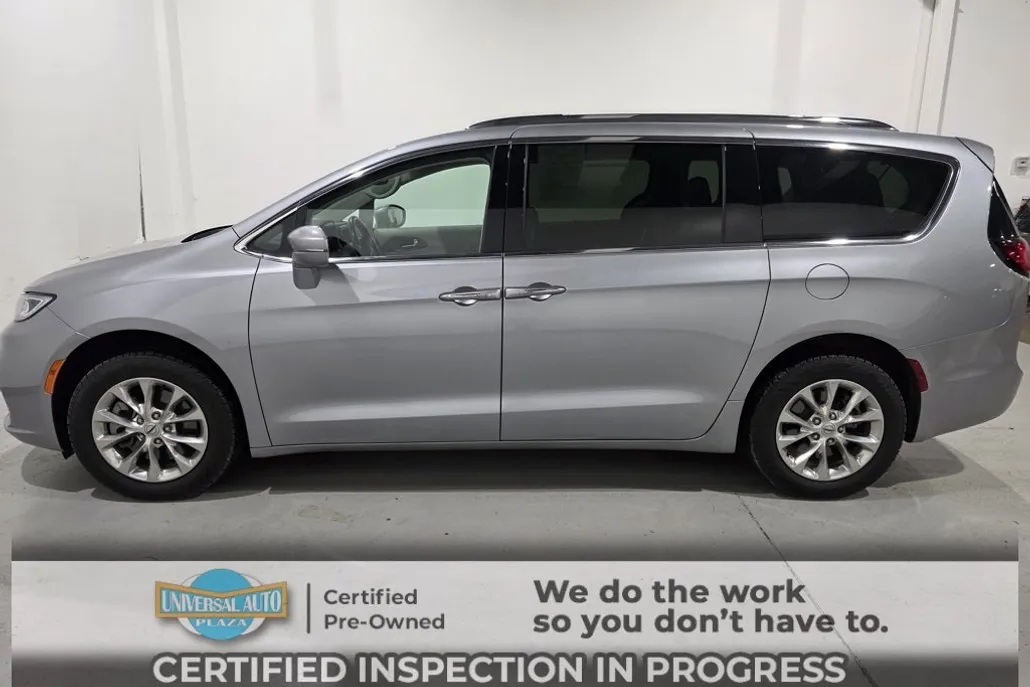 2021 Chrysler Pacifica Touring L photo 1