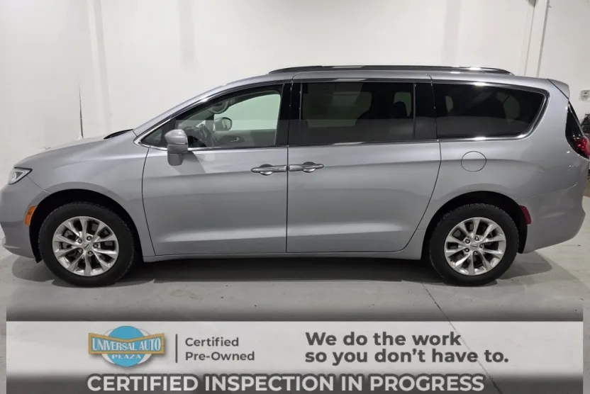 2021 Chrysler Pacifica Touring L photo 1