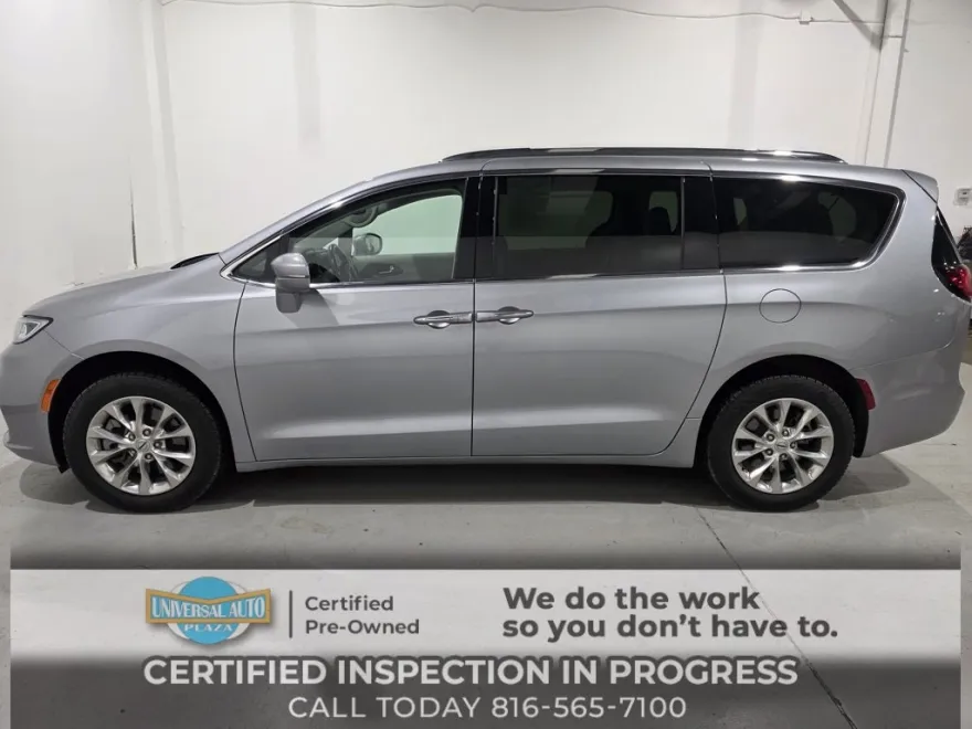 2021 Chrysler Pacifica Touring L photo 1