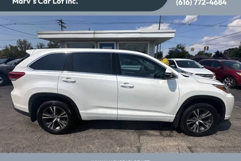 2017 Toyota Highlander LE Plus photo 1