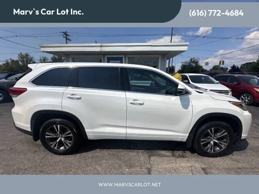 2017 Toyota Highlander LE Plus photo 1