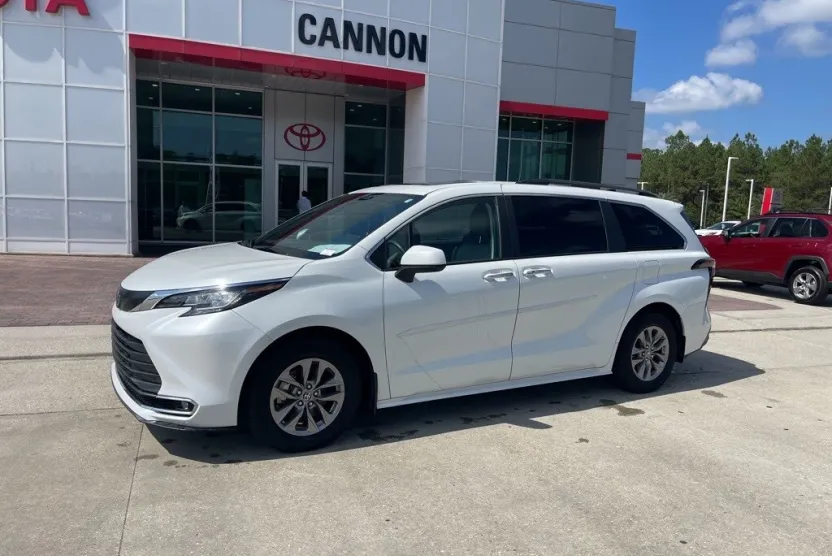 2023 Toyota Sienna XLE photo 1