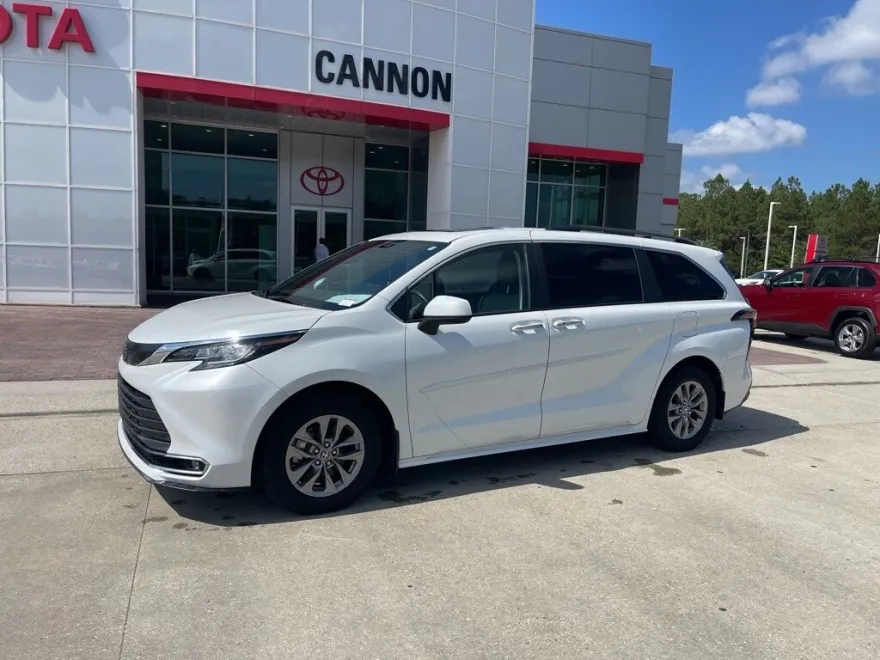 2023 Toyota Sienna XLE photo 1