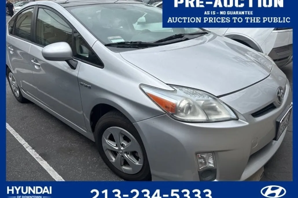 2010 Toyota Prius Three photo 1