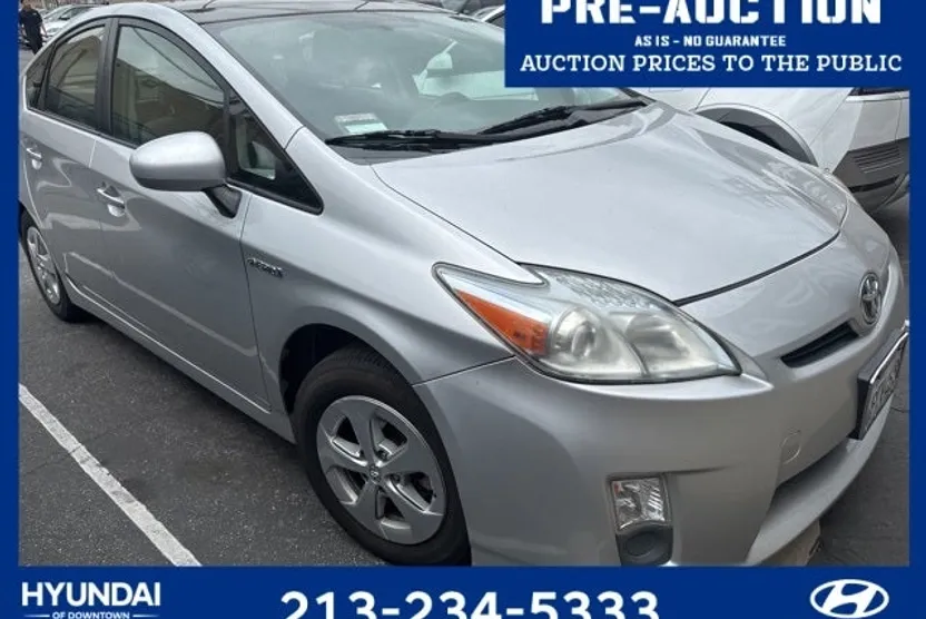 2010 Toyota Prius Three photo 1