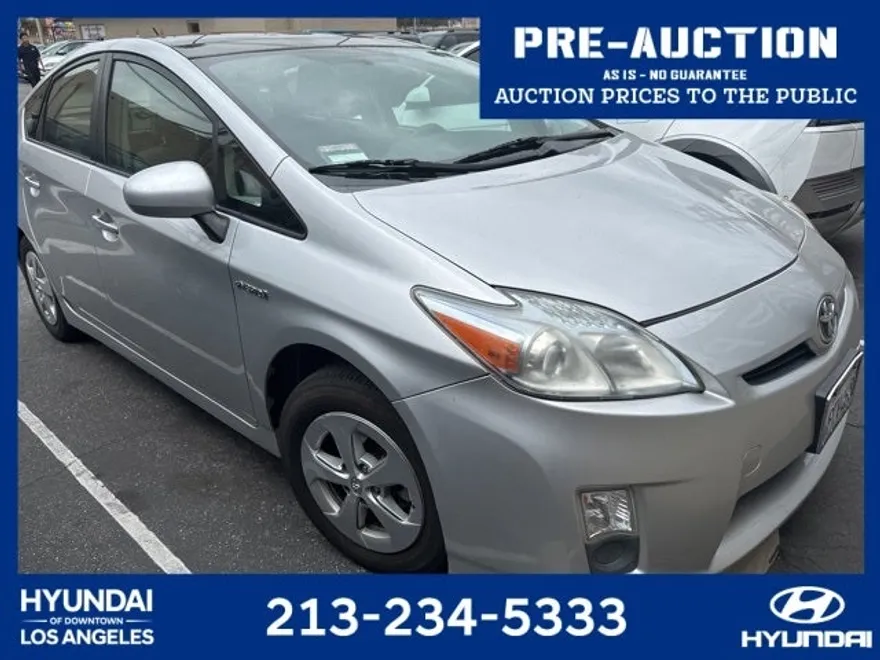 2010 Toyota Prius Three photo 1