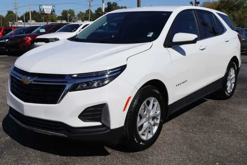 2023 Chevrolet Equinox LT photo 1