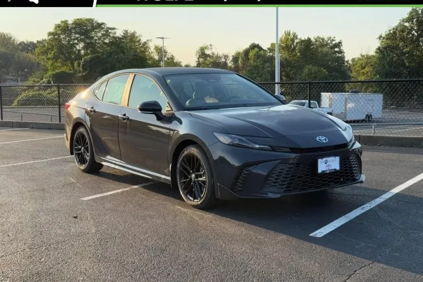 2026 Toyota Camry SE photo 1