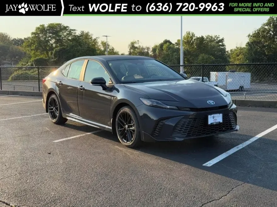 2026 Toyota Camry SE photo 1