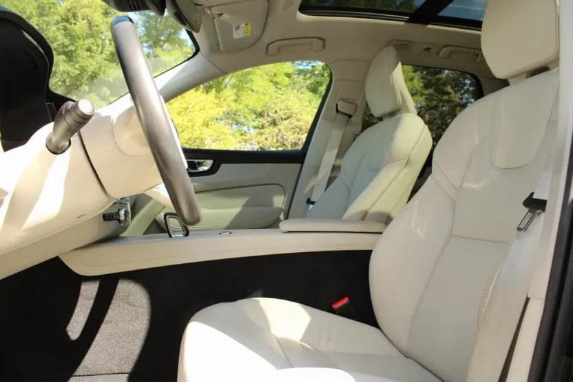 2023 Volvo XC60 B5 Plus photo 1