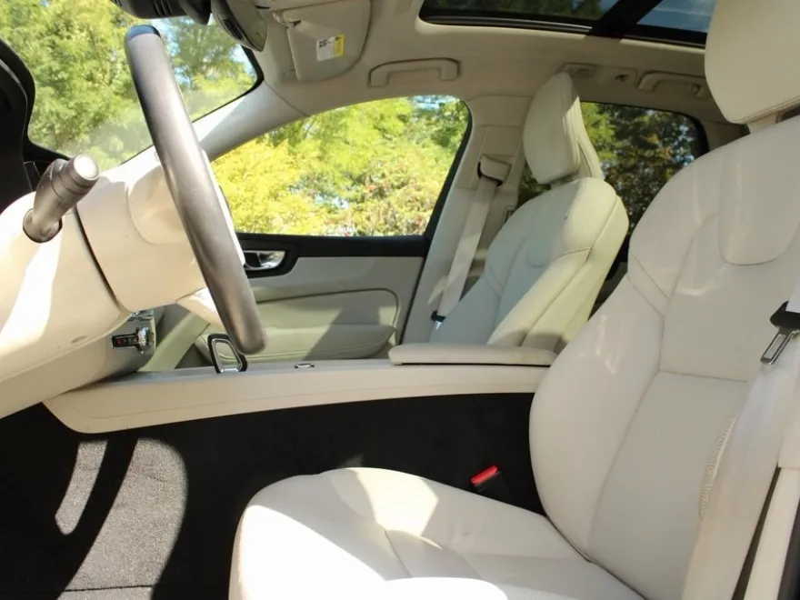 2023 Volvo XC60 B5 Plus photo 1