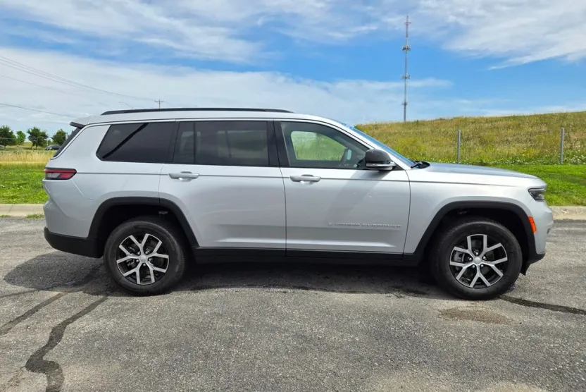 2025 Jeep Grand Cherokee Limited photo 1