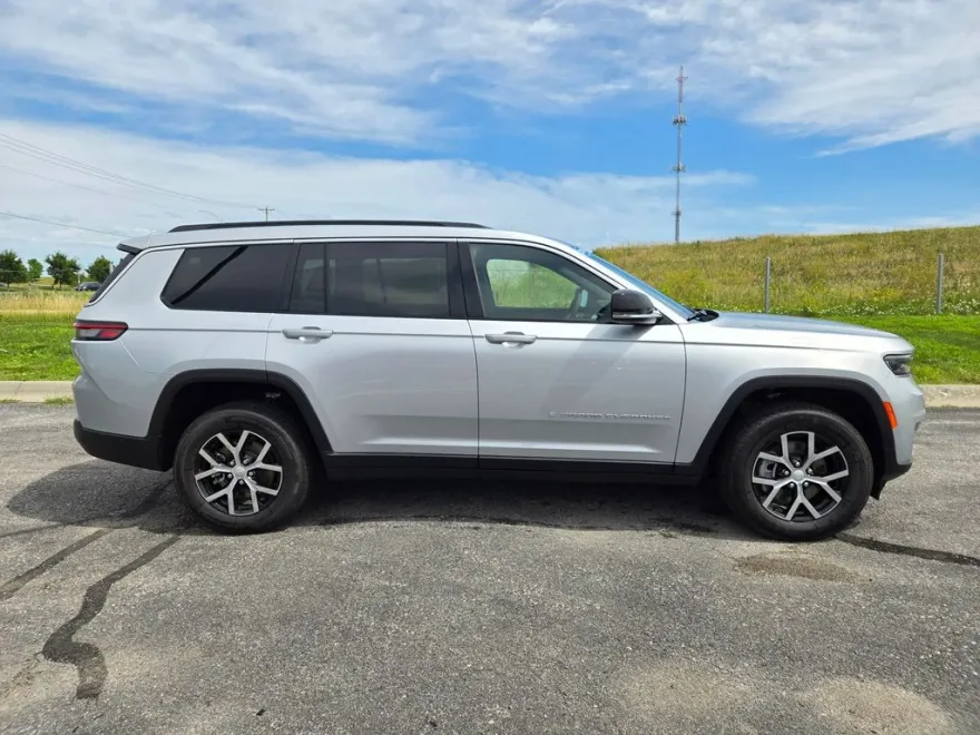 2025 Jeep Grand Cherokee Limited photo 1