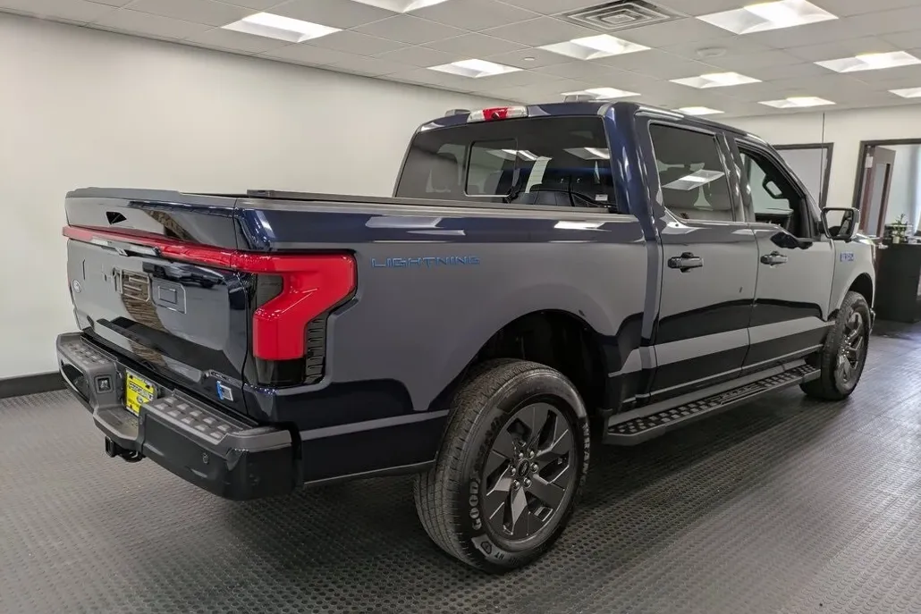 2024 Ford F-150 Lightning Lariat photo 1