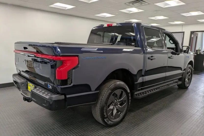 2024 Ford F-150 Lightning Lariat photo 1