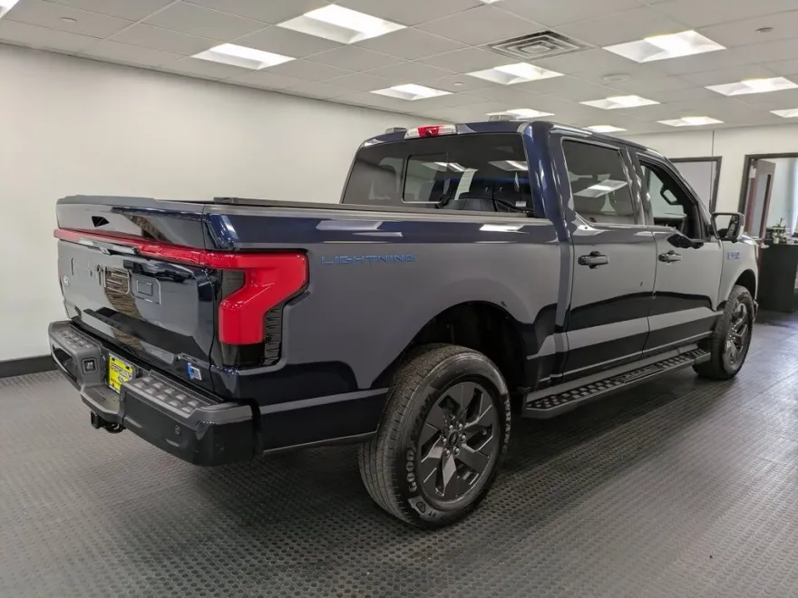2024 Ford F-150 Lightning Lariat photo 1