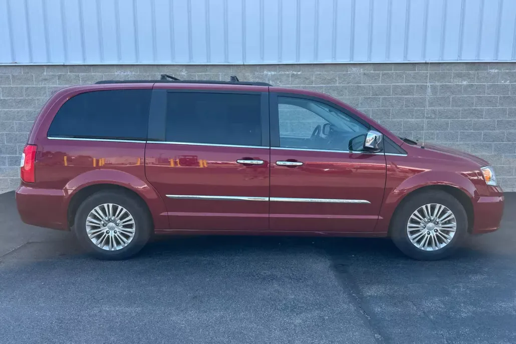 2016 Chrysler Town & Country photo 1