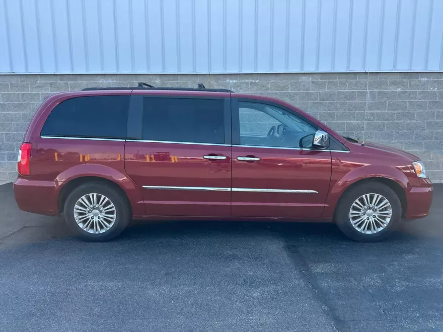 2016 Chrysler Town & Country photo 1