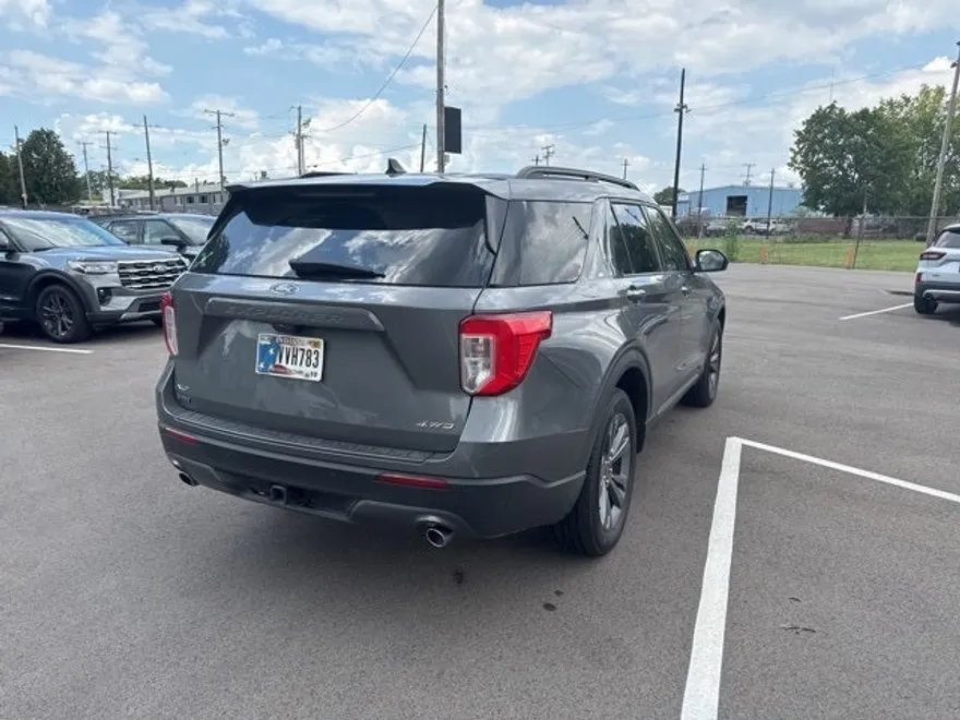 2022 Ford Explorer XLT photo 1