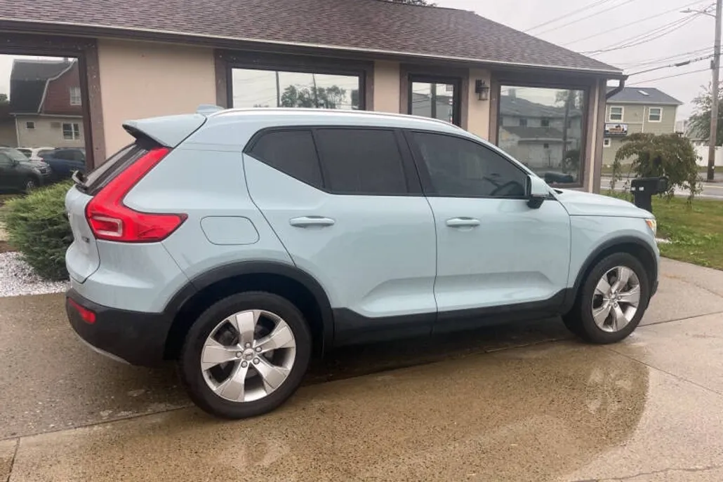 2019 Volvo XC40 T5 Momentum photo 1
