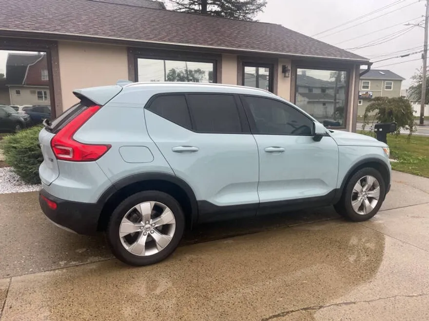 2019 Volvo XC40 T5 Momentum photo 1