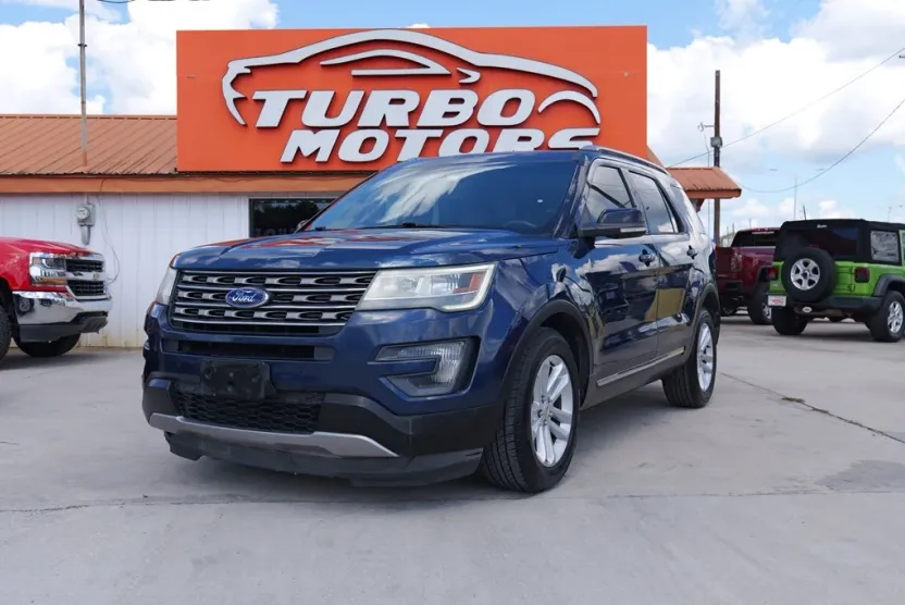 2016 Ford Explorer XLT photo 1