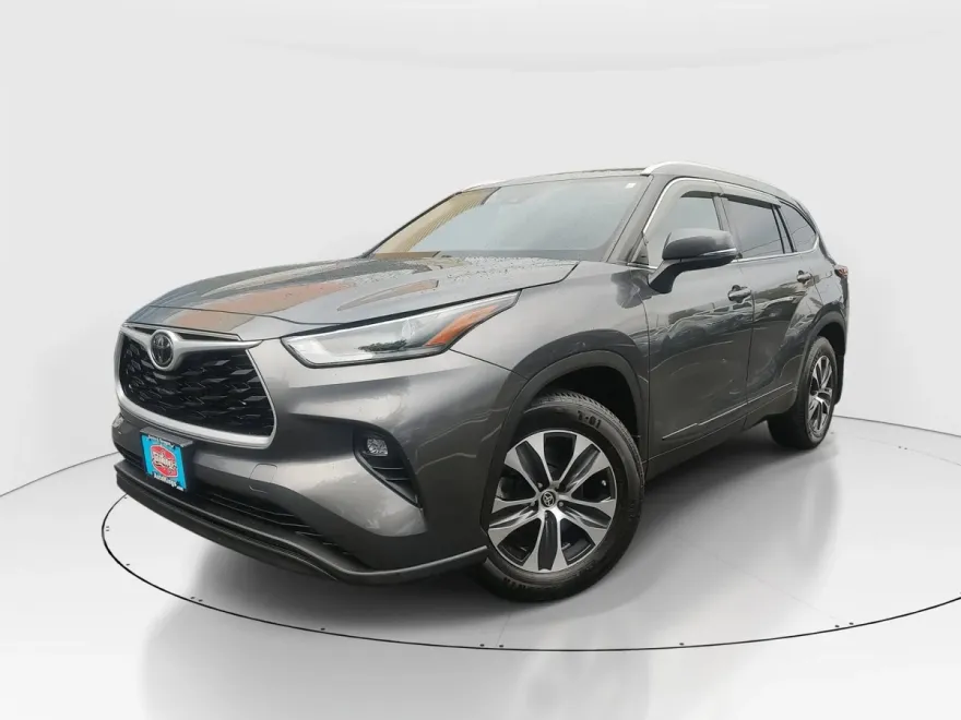 2021 Toyota Highlander XLE photo 1