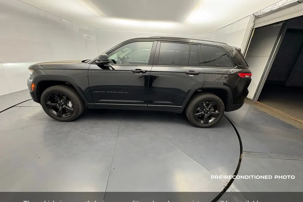 2023 Jeep Grand Cherokee Limited photo 1