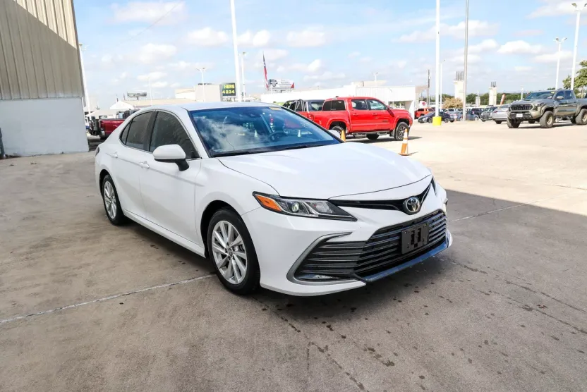 2023 Toyota Camry LE photo 1