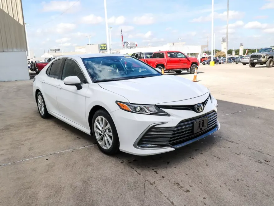 2023 Toyota Camry LE photo 1