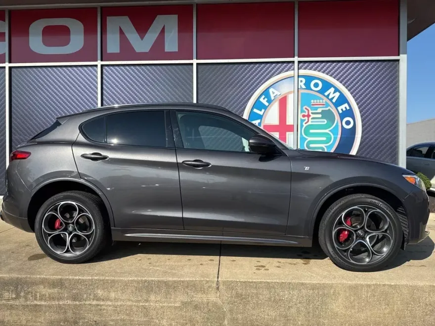2022 Alfa Romeo Stelvio Ti photo 1