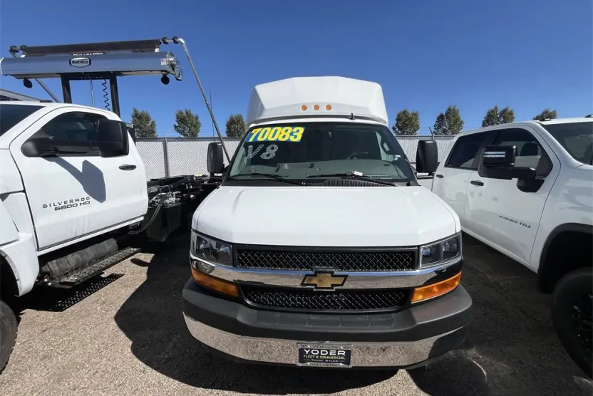 2025 Chevrolet Express Cutaway 3500 photo 1