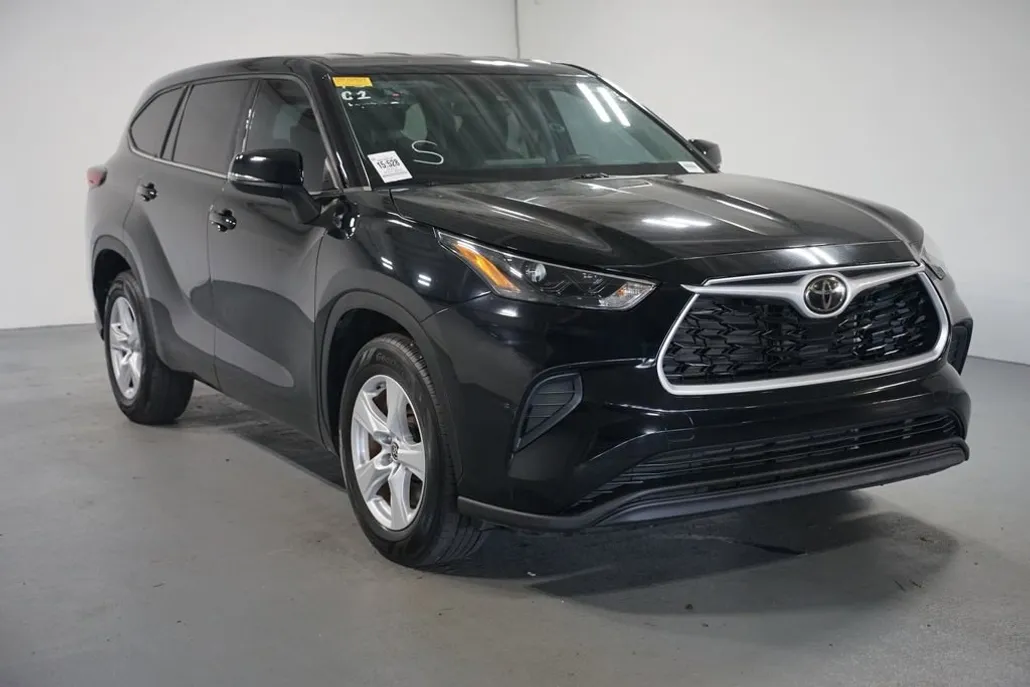 2022 Toyota Highlander L photo 1