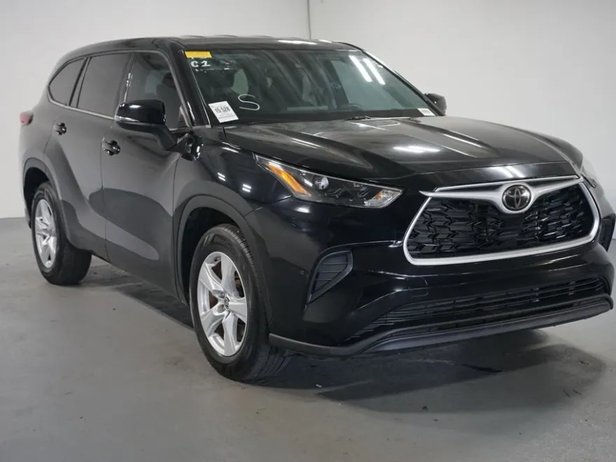 2022 Toyota Highlander L photo 1