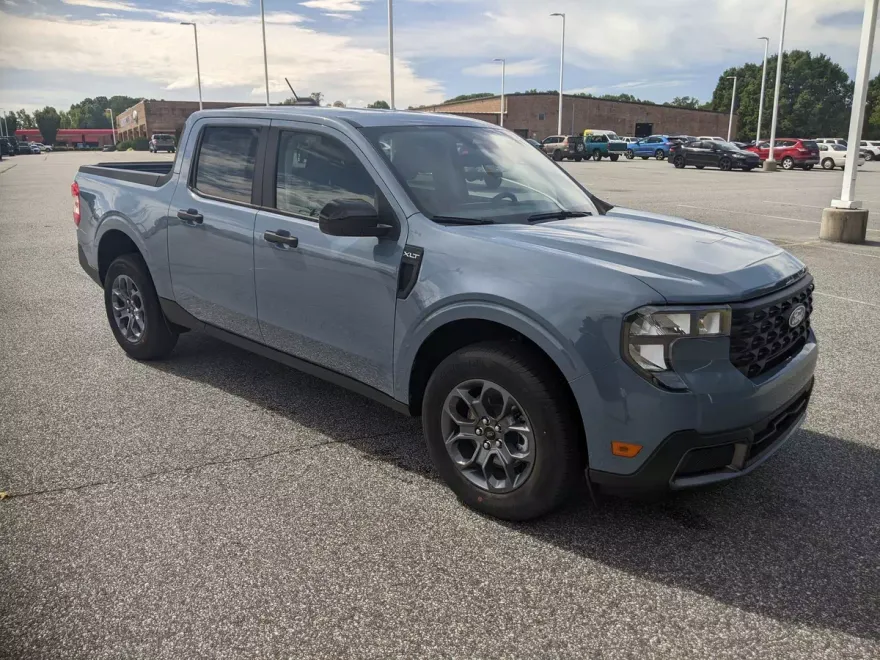 2025 Ford Maverick XLT photo 1