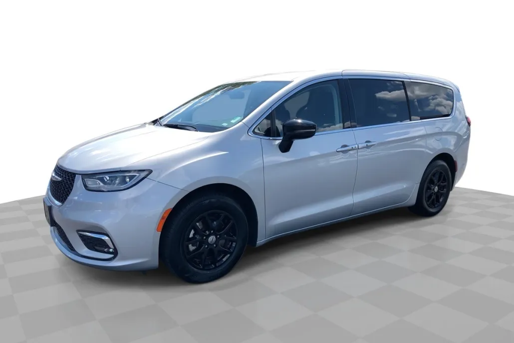 2024 Chrysler Pacifica Touring L photo 1