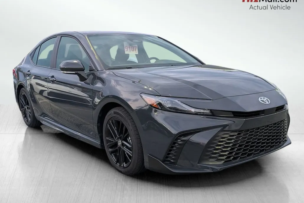 2025 Toyota Camry SE photo 1