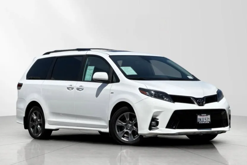 2020 Toyota Sienna SE Premium photo 1