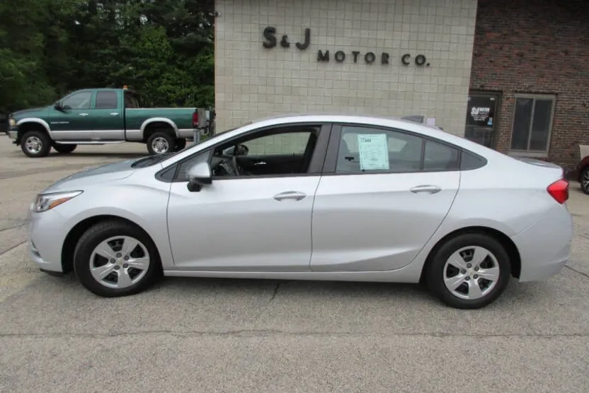 2017 Chevrolet Cruze LS photo 1